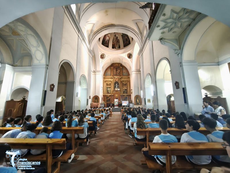 Presentación del lema al alumnado en La Puebla